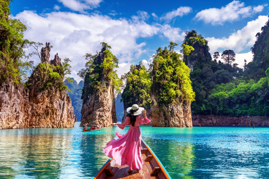 Newsletter de Junio 4 beautiful girl standing boat looking mountains ratchaprapha dam khao sok national park surat thani province thailand 1